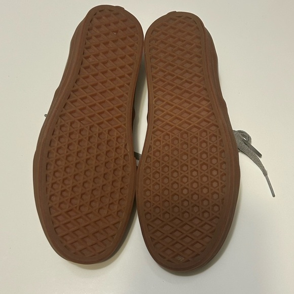 Gray Vans With Gum Soles Size: 7 Mens 8.5 Womens - Picture 5 of 9